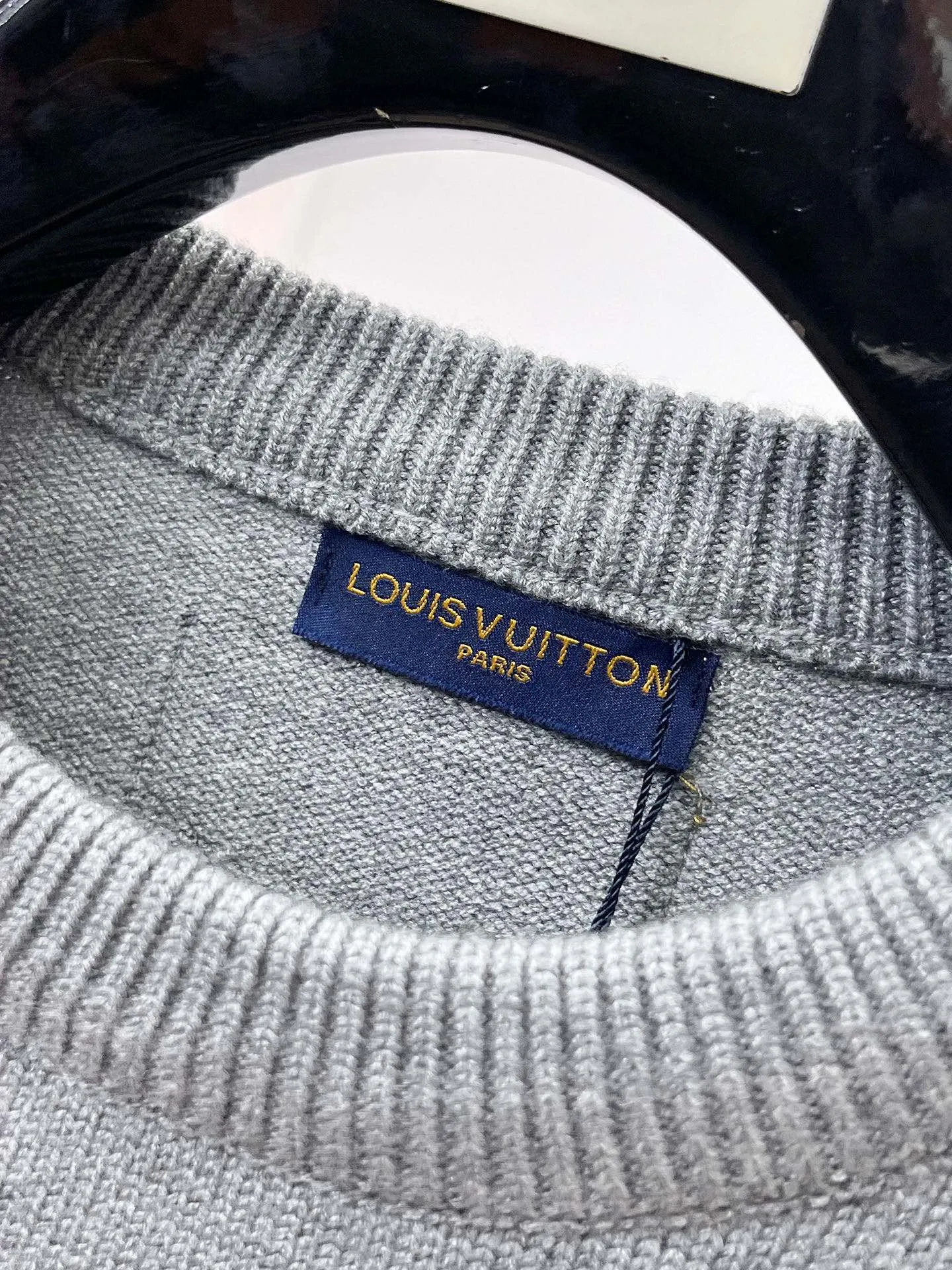 🅿️440 LV 2025ss new wool blended round neck long sleeve sweater cardigan bottoming shirt, high-end version! The custom-made fabrics at the counter are highly breathable and comfortable, with impeccable details and brand element design concepts, reflecting high quality. It feels delicate and soft! It presents a casual cut and the upper body shape is great! 🐉Code size: M-3XL